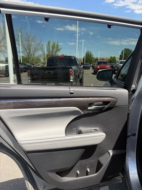 Used 2021 Toyota Highlander Limited AWD/4WD image 23