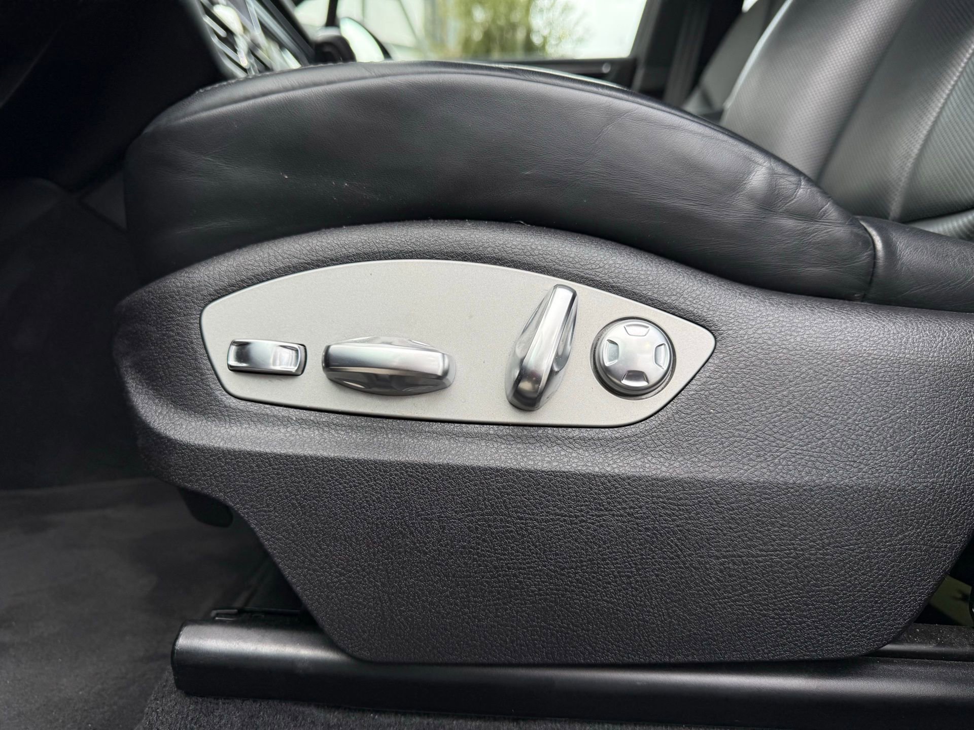 Certified 2024 Porsche Macan image 28