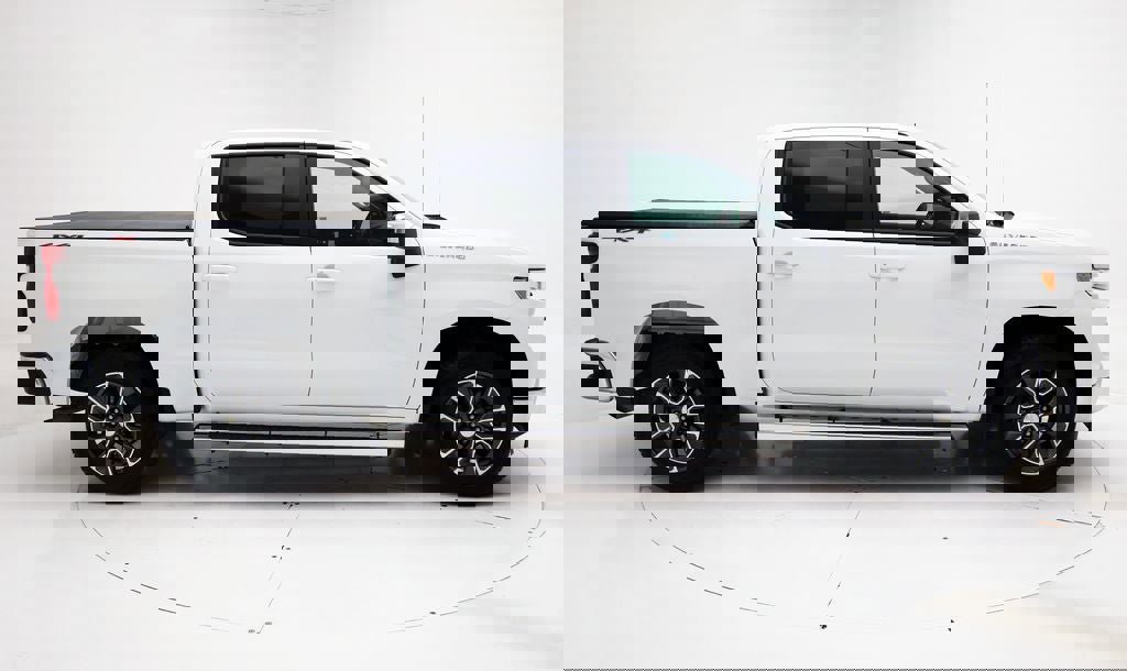 Used 2024 Chevrolet Silverado 1500 LT AWD/4WD image 2