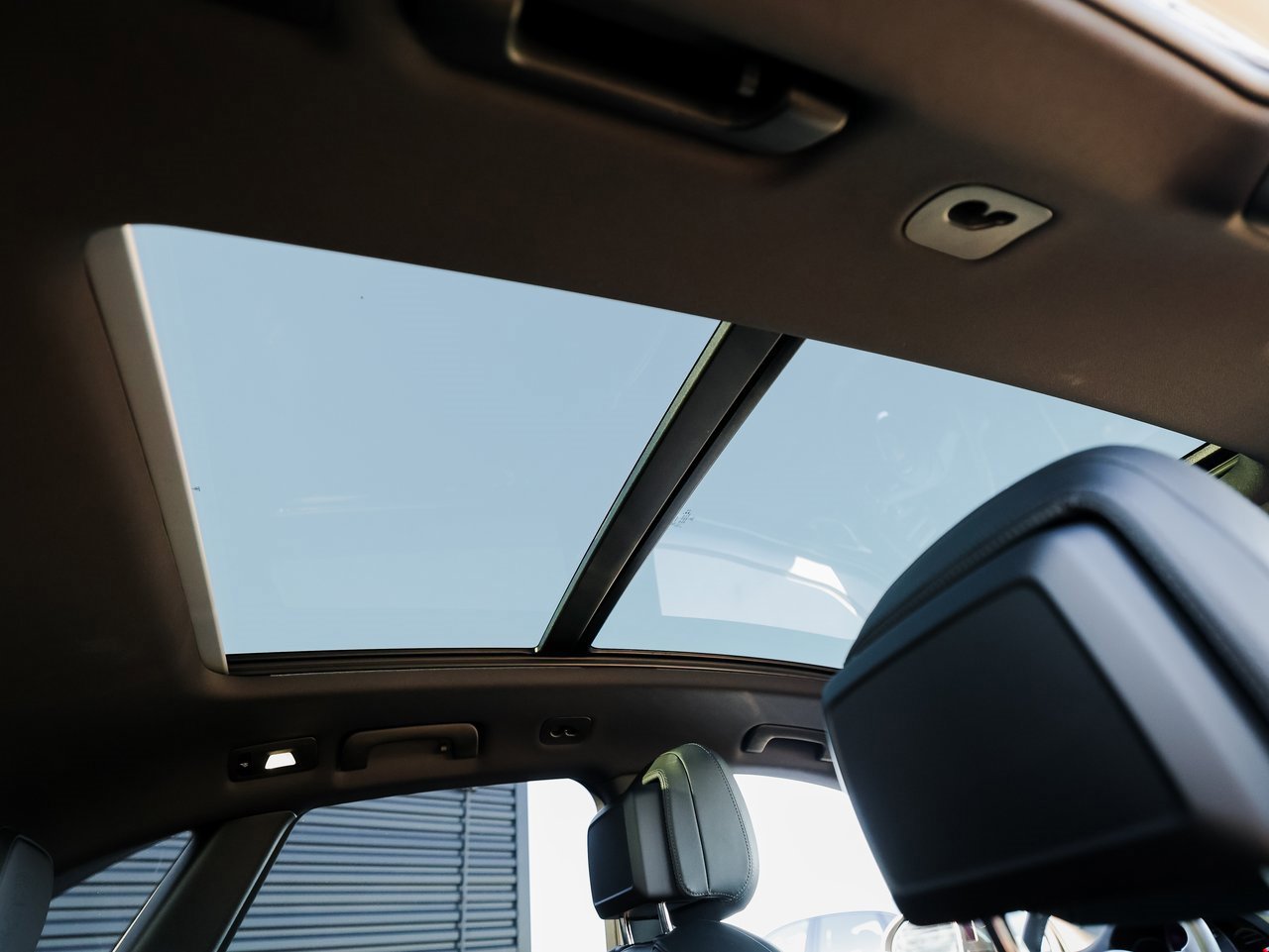 Certified 2025 Porsche Macan image 31