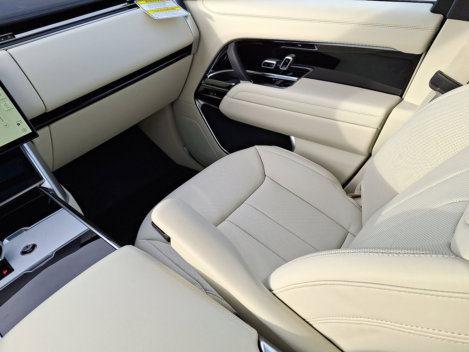 New 2026 Land Rover Range Rover Long Wheelbase SE image 14