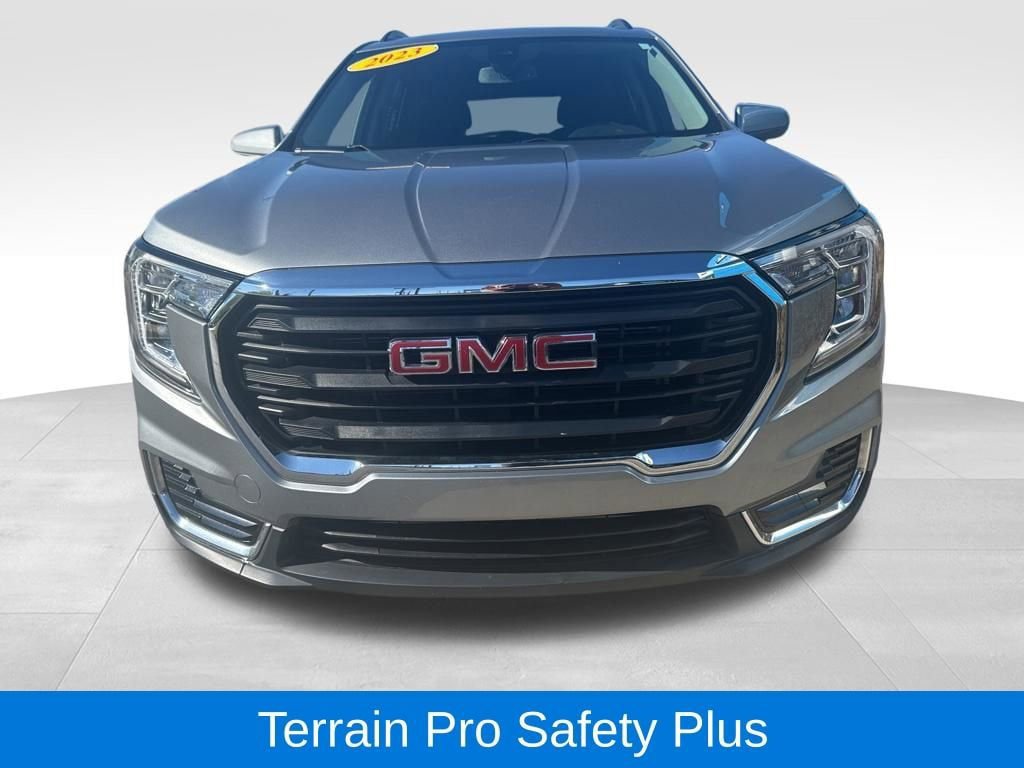 Used 2023 GMC Terrain SLE w/ Driver Convenience Package FWD image 2
