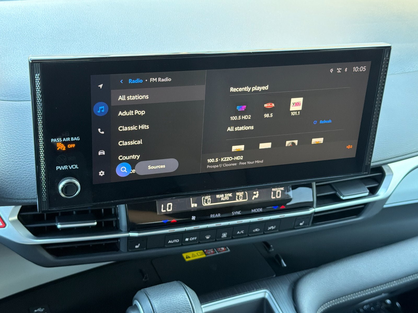 Used 2025 Toyota Sienna XLE FWD image 18