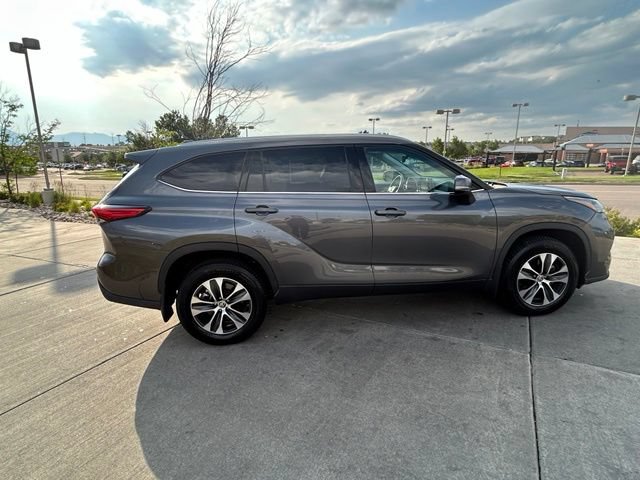 Used 2020 Toyota Highlander XLE AWD/4WD image 9