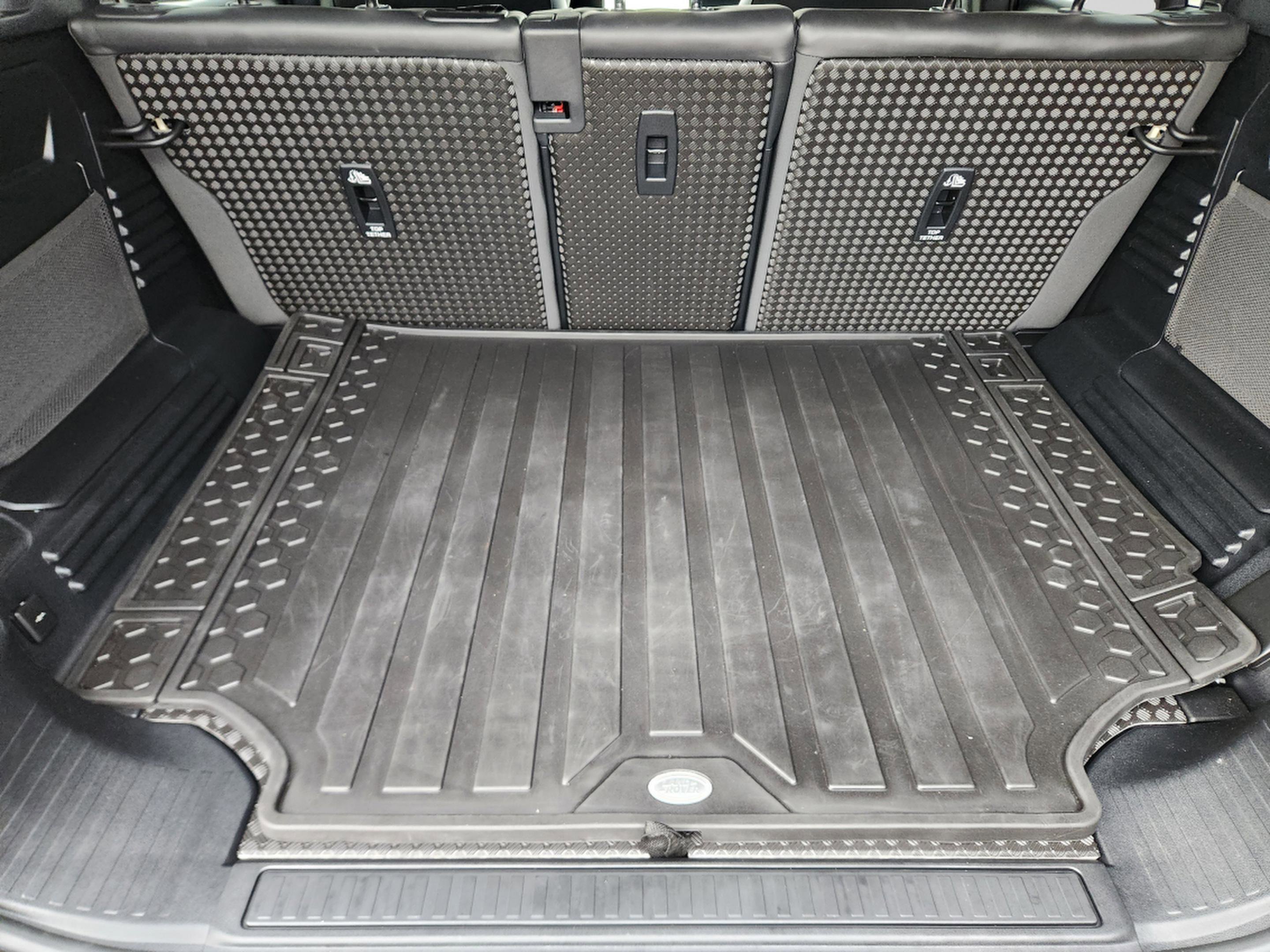 Certified 2025 Land Rover Defender 110 X-Dynamic SE image 34