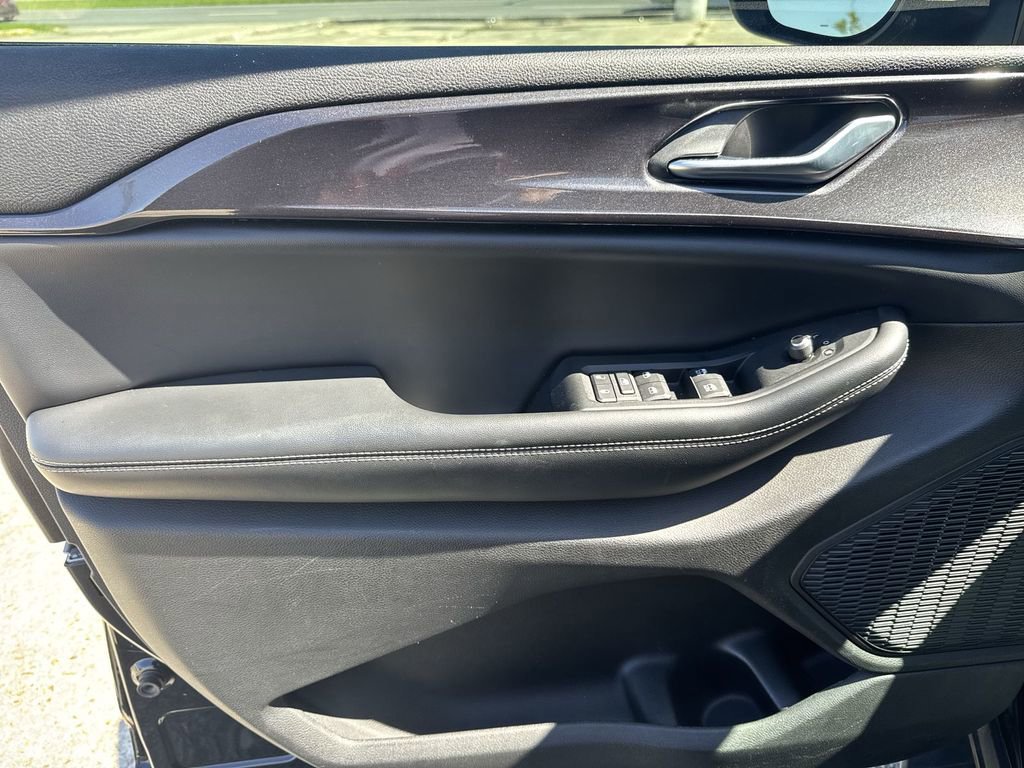 Used 2023 Jeep Grand Cherokee L Laredo w/ Luxury Tech Group I image 15