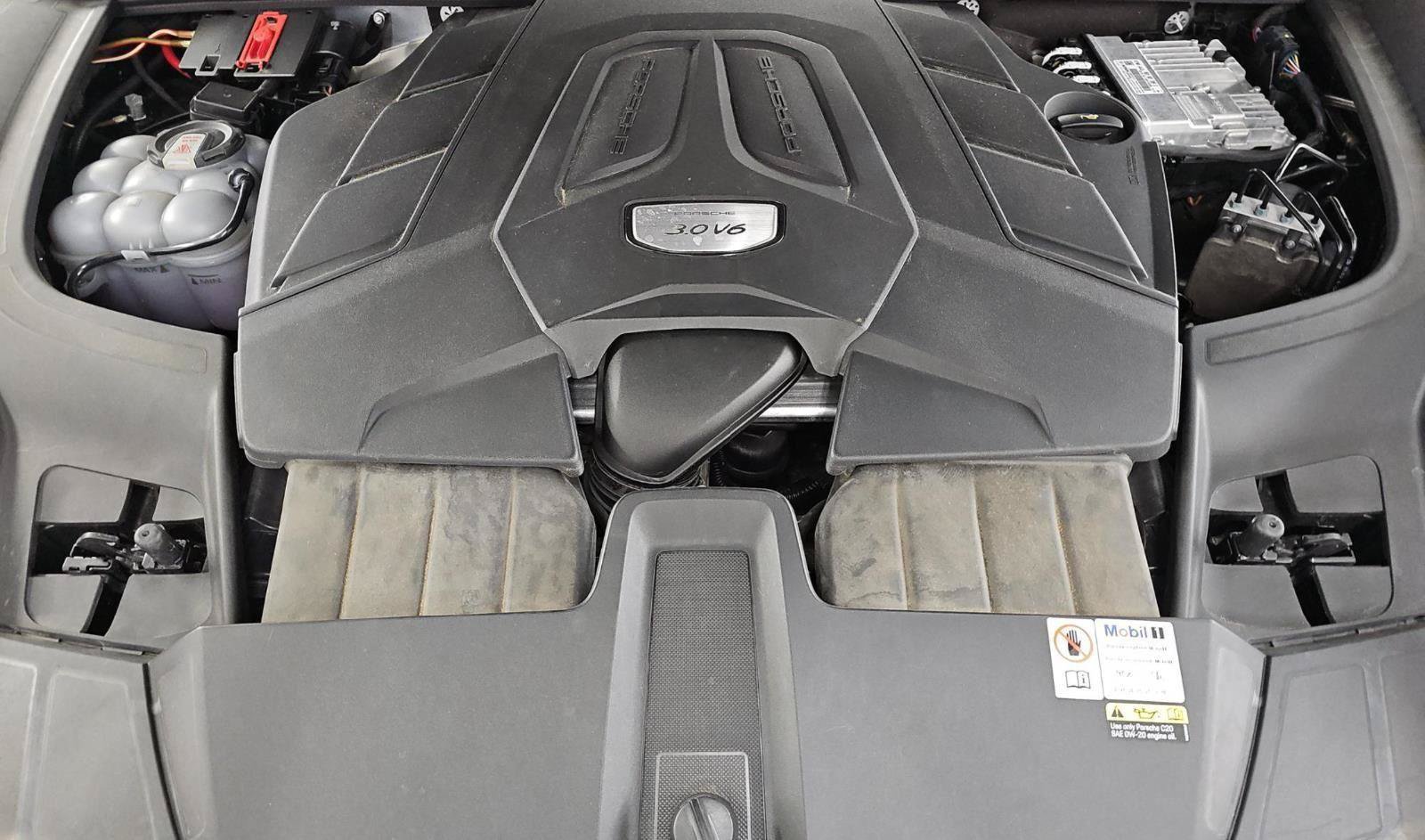 Used 2023 Porsche Cayenne Platinum Edition AWD/4WD image 18