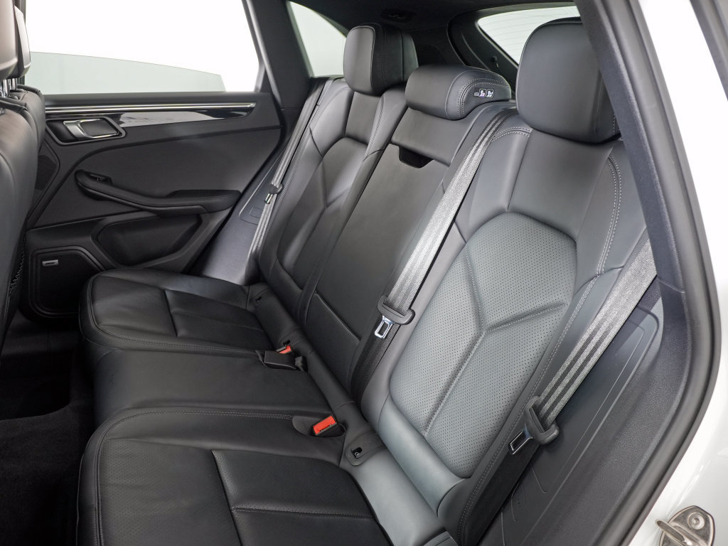 Certified 2023 Porsche Macan Turbo AWD/4WD image 35