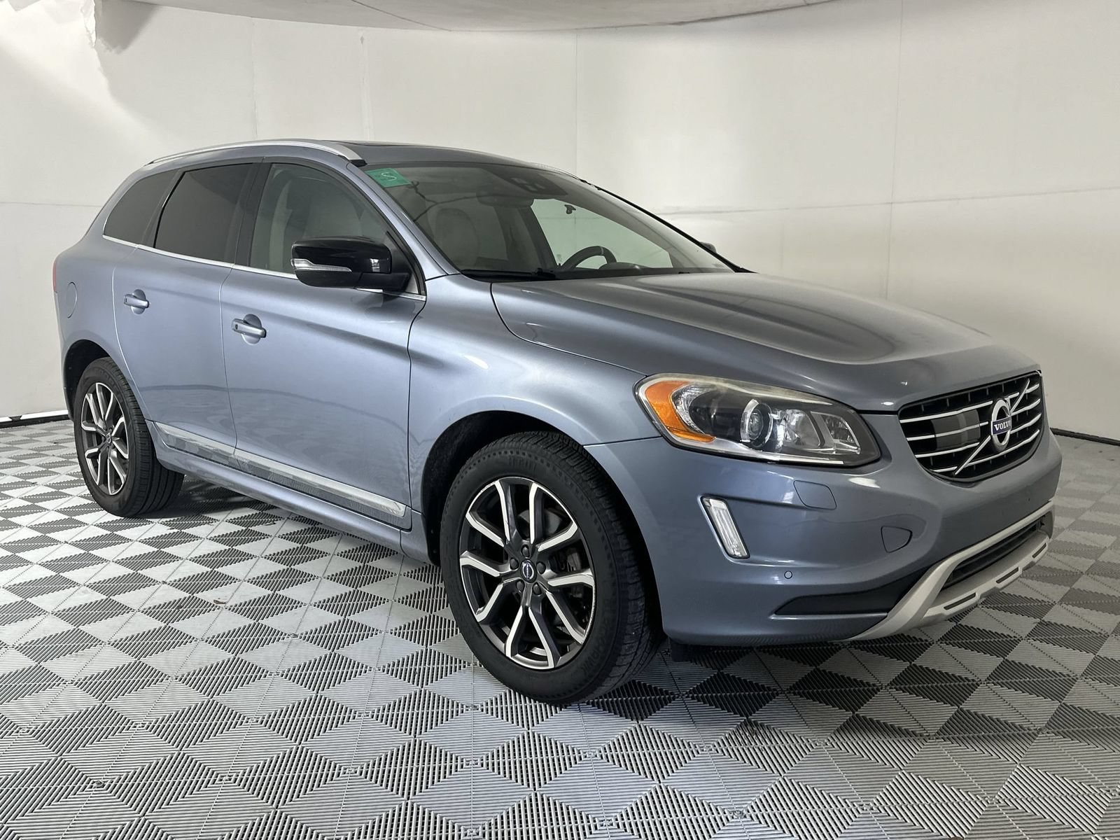 Used 2017 Volvo XC60 T6 Dynamic w/ Advanced Package AWD/4WD image 2