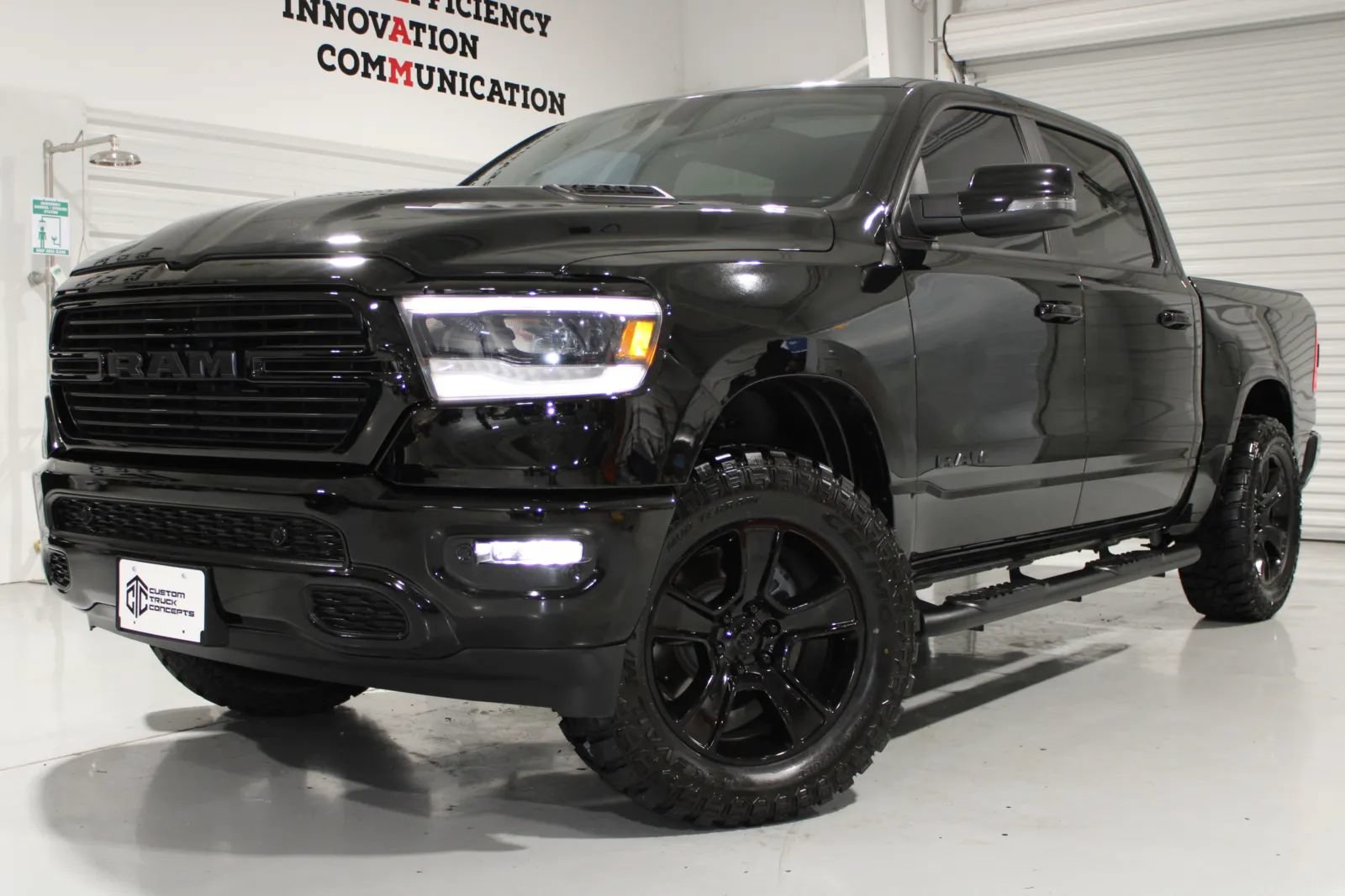 Used 2024 RAM 1500 Laramie AWD/4WD image 1