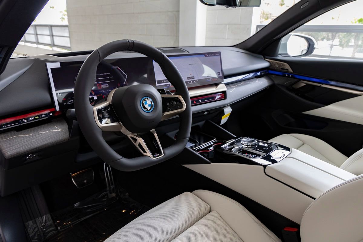 New 2026 BMW 550e xDrive w/ Executive Package AWD/4WD image 18