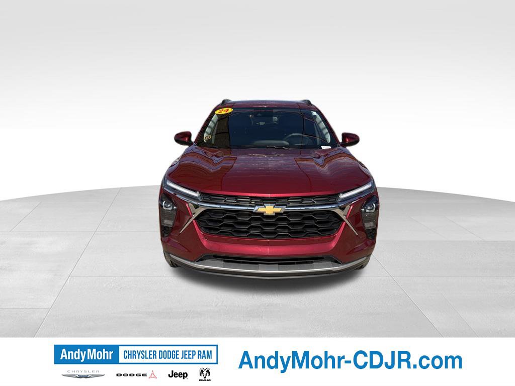 Used 2024 Chevrolet Trax LT FWD image 2
