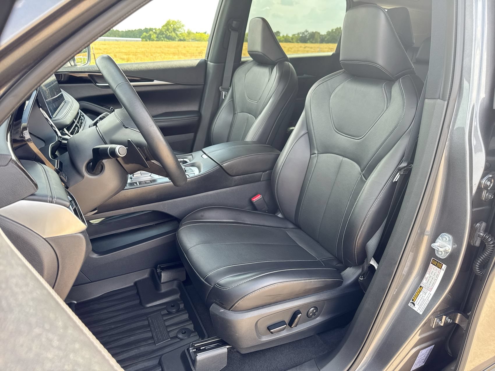 Used 2025 INFINITI QX60 Pure w/ Cargo Package FWD image 11