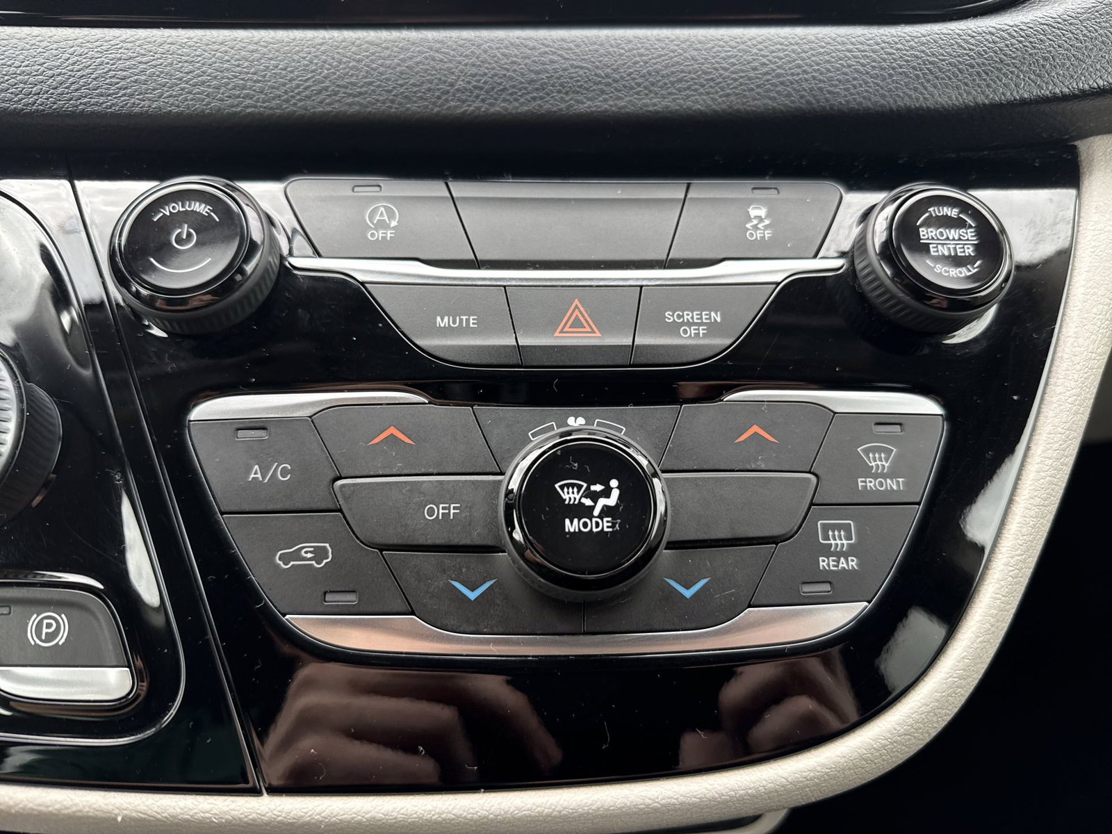 Used 2021 Chrysler Voyager LX FWD image 19