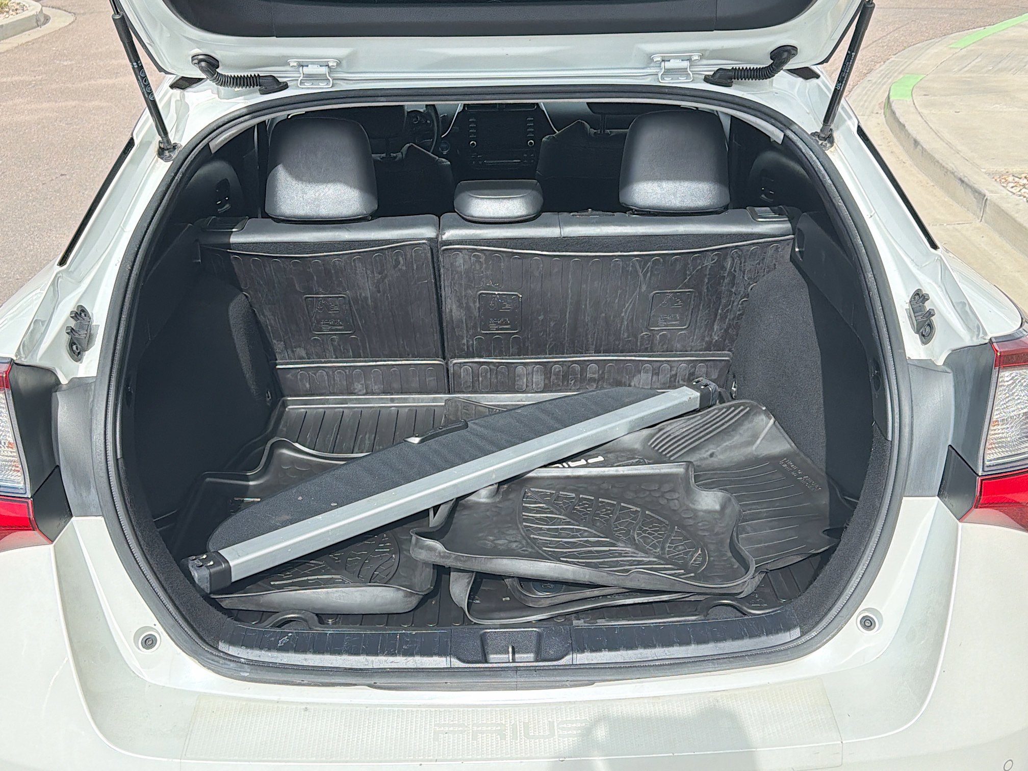 Used 2020 Toyota Prius XLE image 28