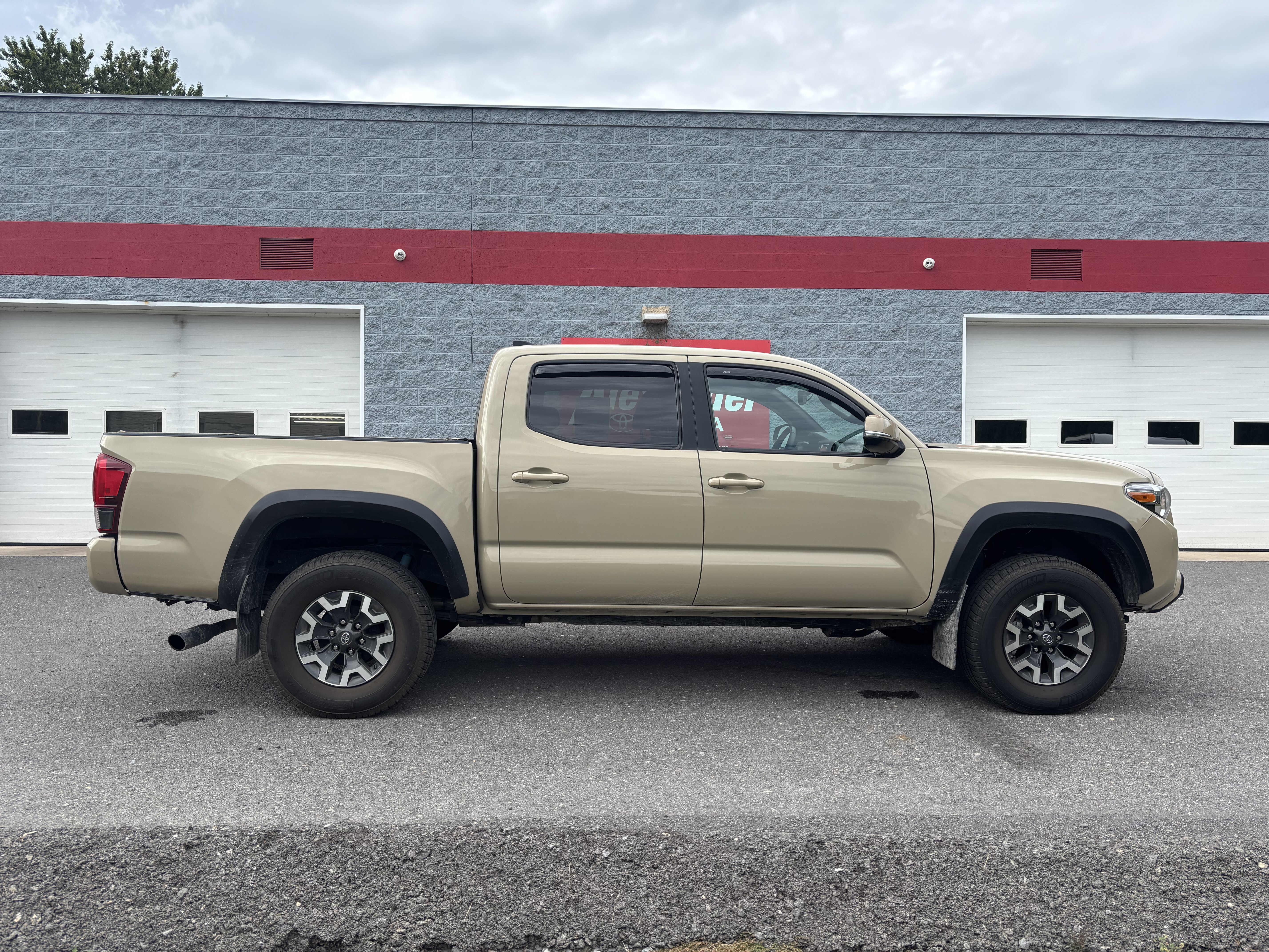 Used 2019 Toyota Tacoma TRD Off-Road w/ Technology Package AWD/4WD image 2