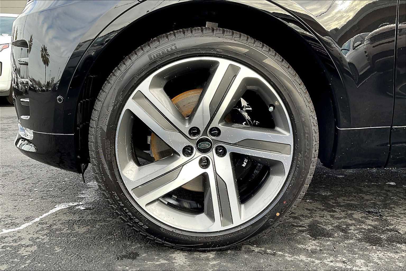 New 2025 Land Rover Discovery Metropolitan Edition image 14