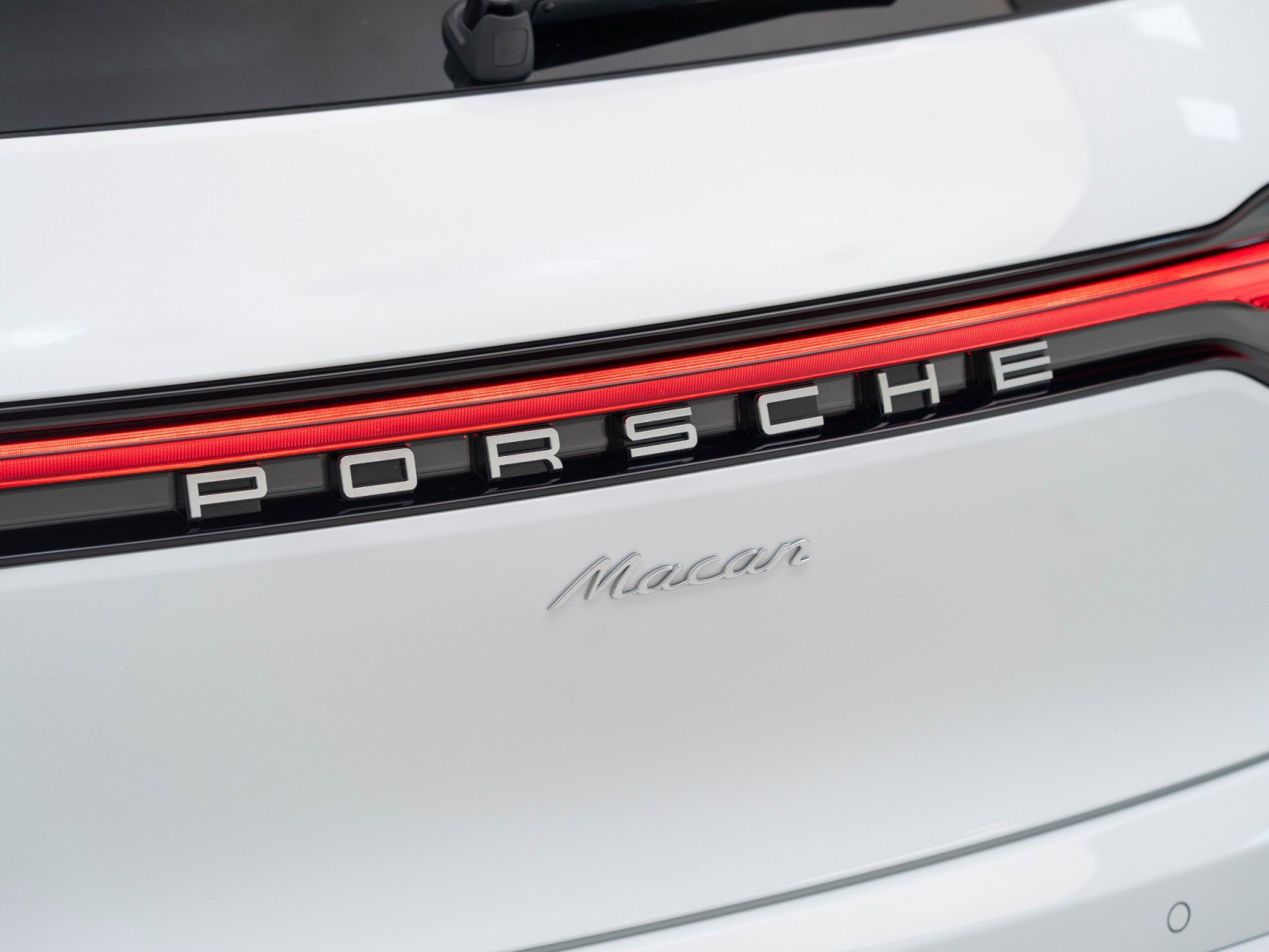 Certified 2025 Porsche Macan AWD/4WD image 13