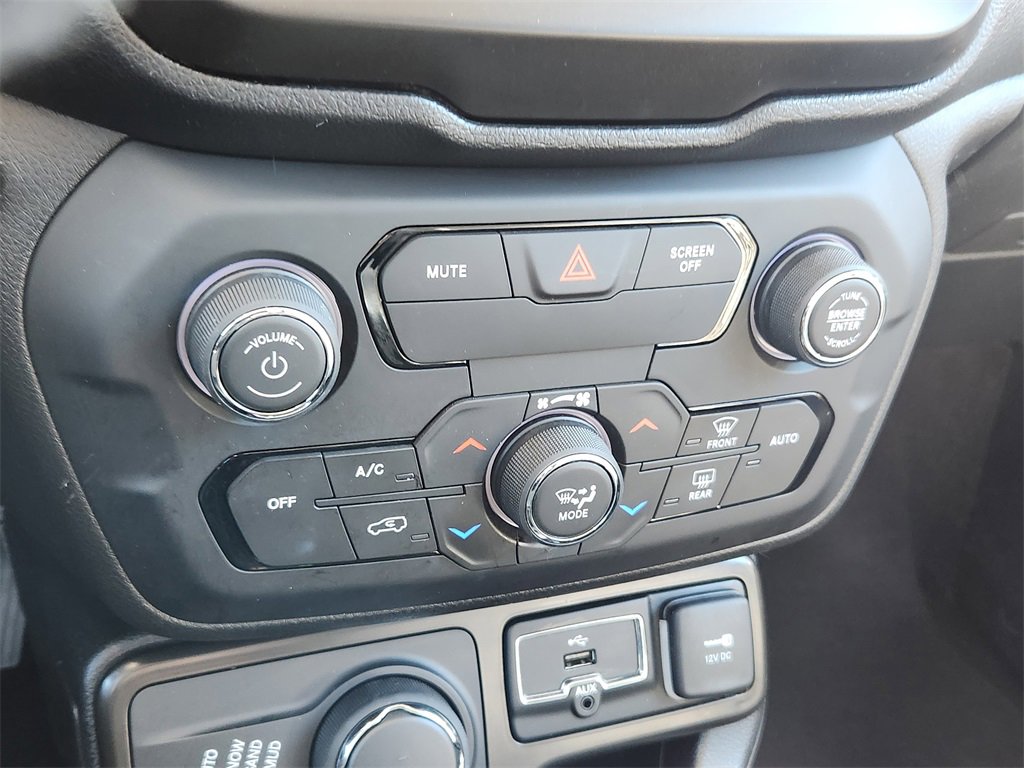 Used 2020 Jeep Renegade Latitude w/ Cold Weather Group image 25