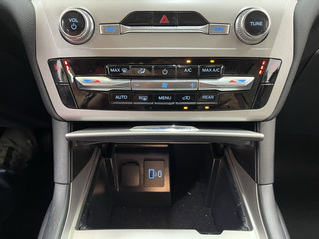 Used 2023 Ford Explorer XLT image 30