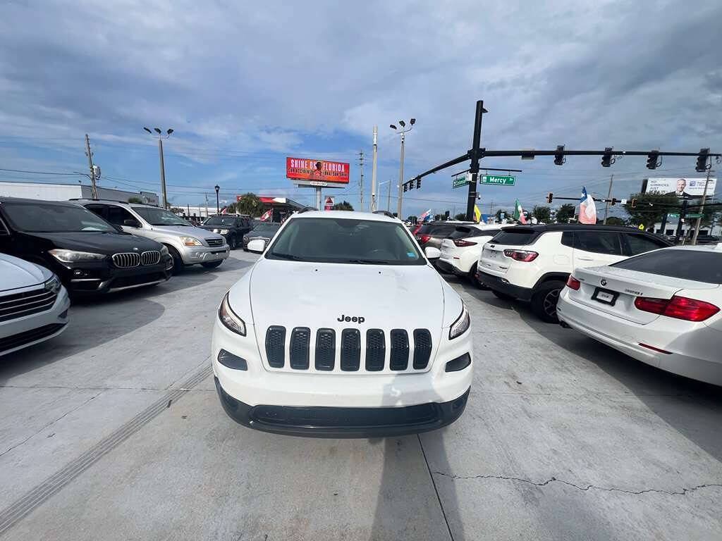 Used 2016 Jeep Cherokee Latitude w/ Cold Weather Group FWD image 1