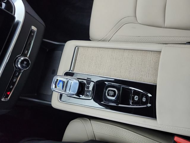 Certified 2025 Volvo XC90 B6 Plus AWD/4WD image 22