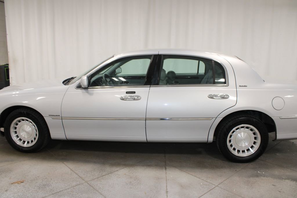 Used 2002 Lincoln Town Car Executive image 6