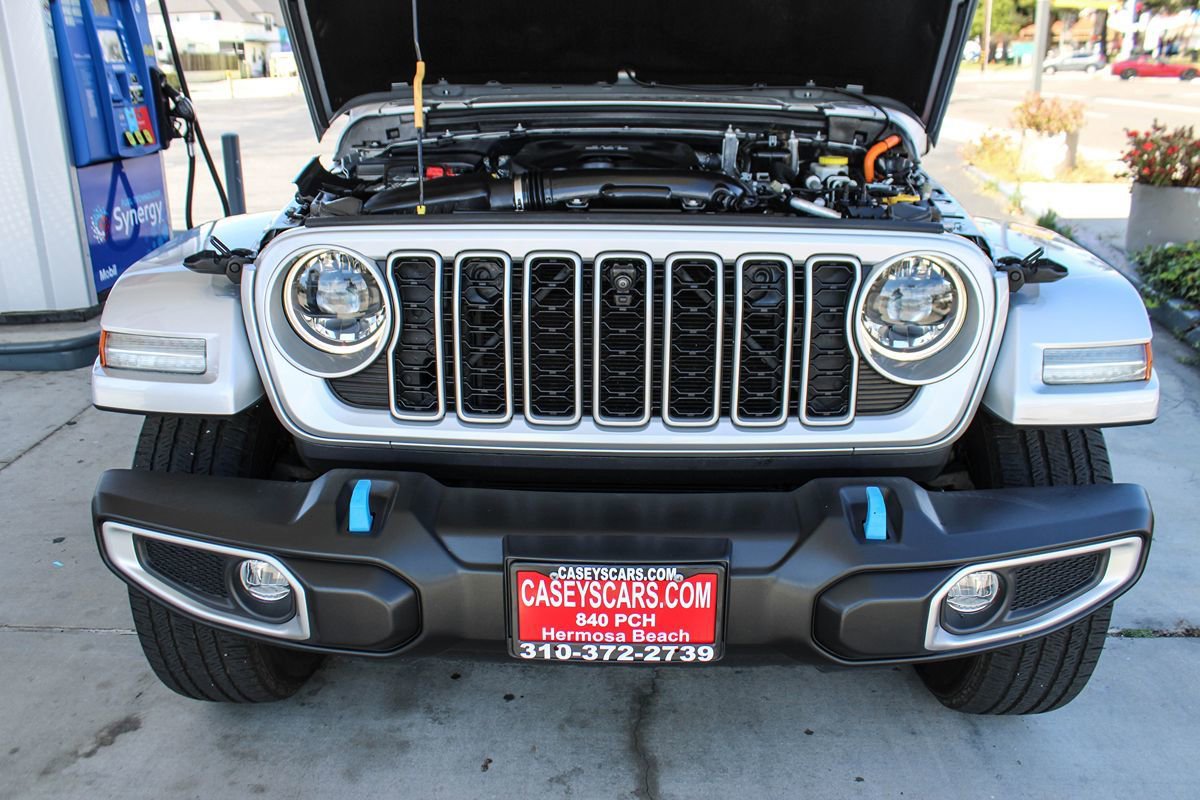 Used 2024 Jeep Wrangler Unlimited Sahara w/ Technology Group AWD/4WD image 29