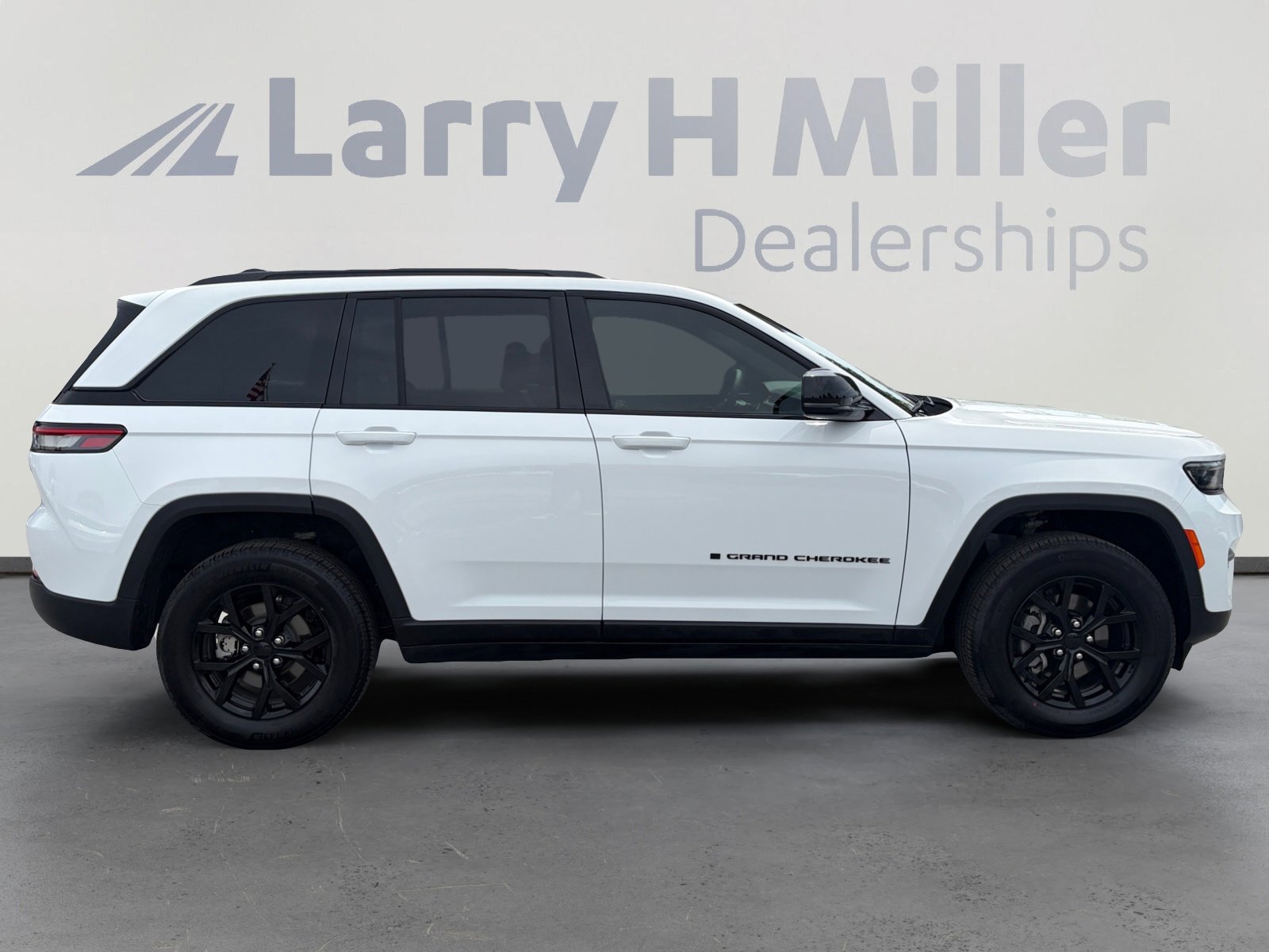 Used 2025 Jeep Grand Cherokee Altitude image 6