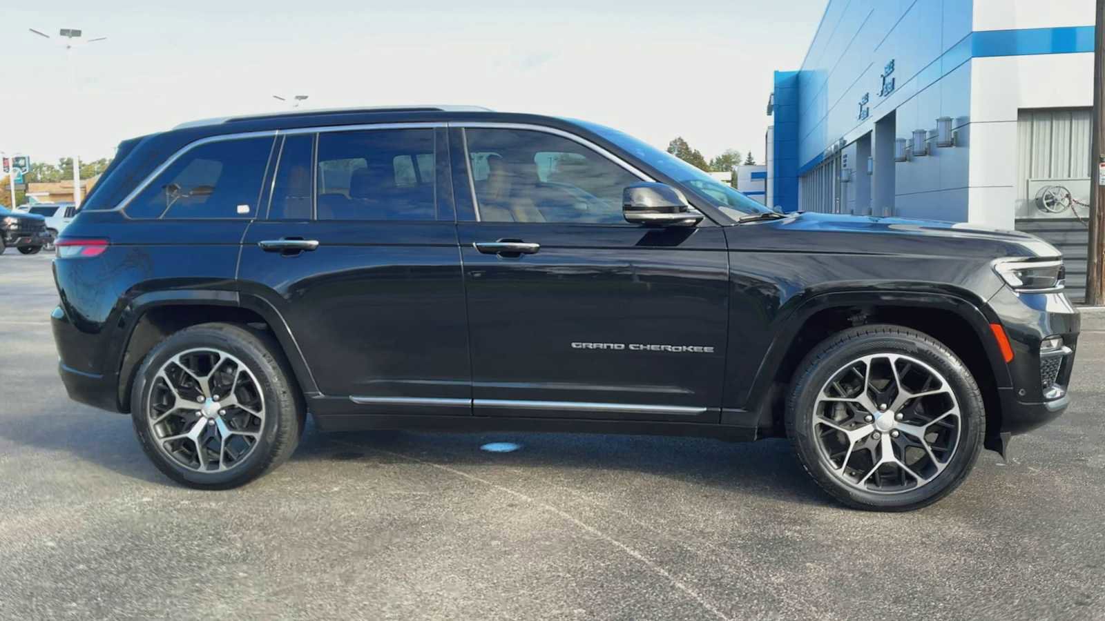 Used 2023 Jeep Grand Cherokee Summit image 9