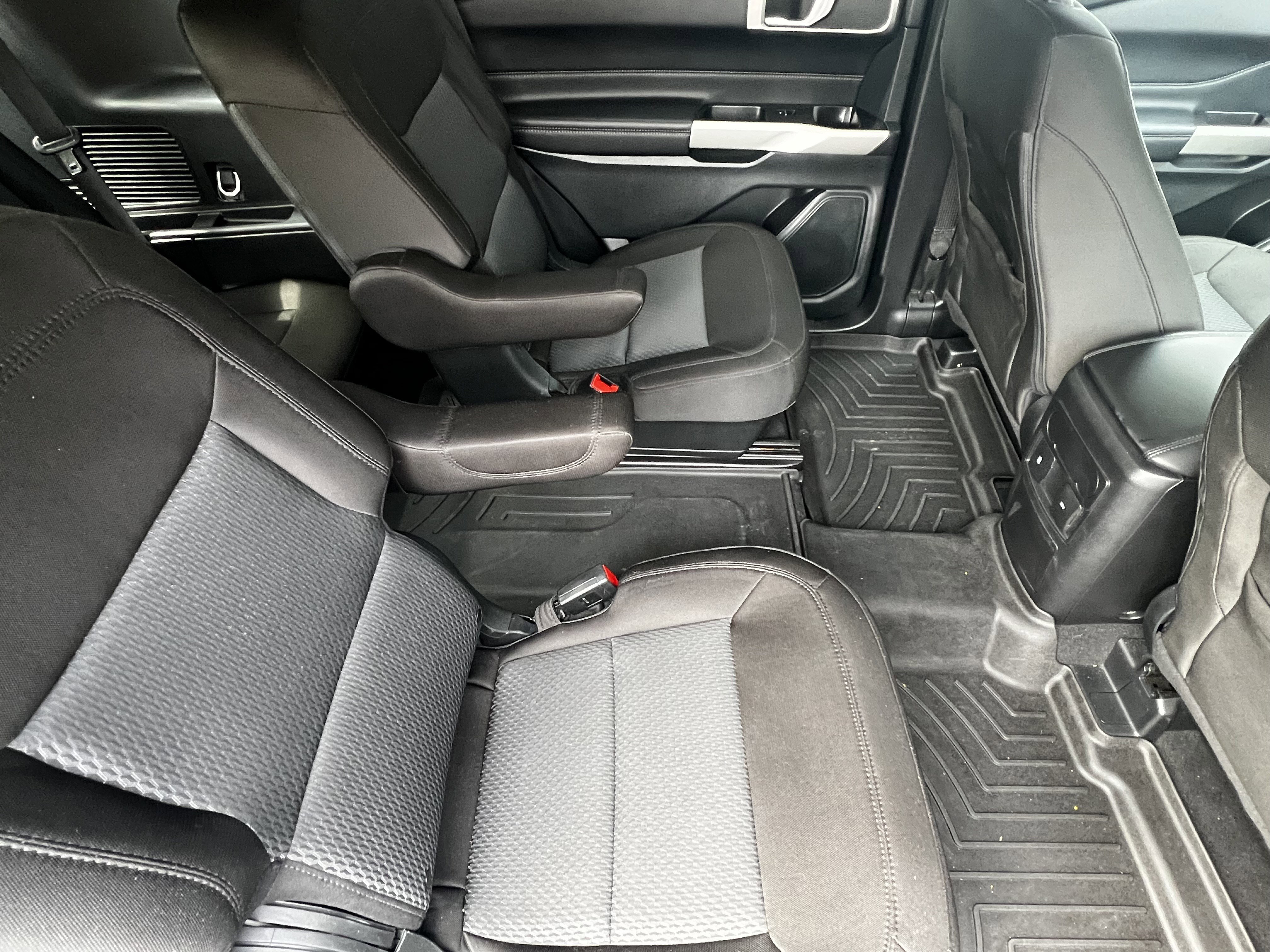 Used 2023 Ford Explorer XLT image 39