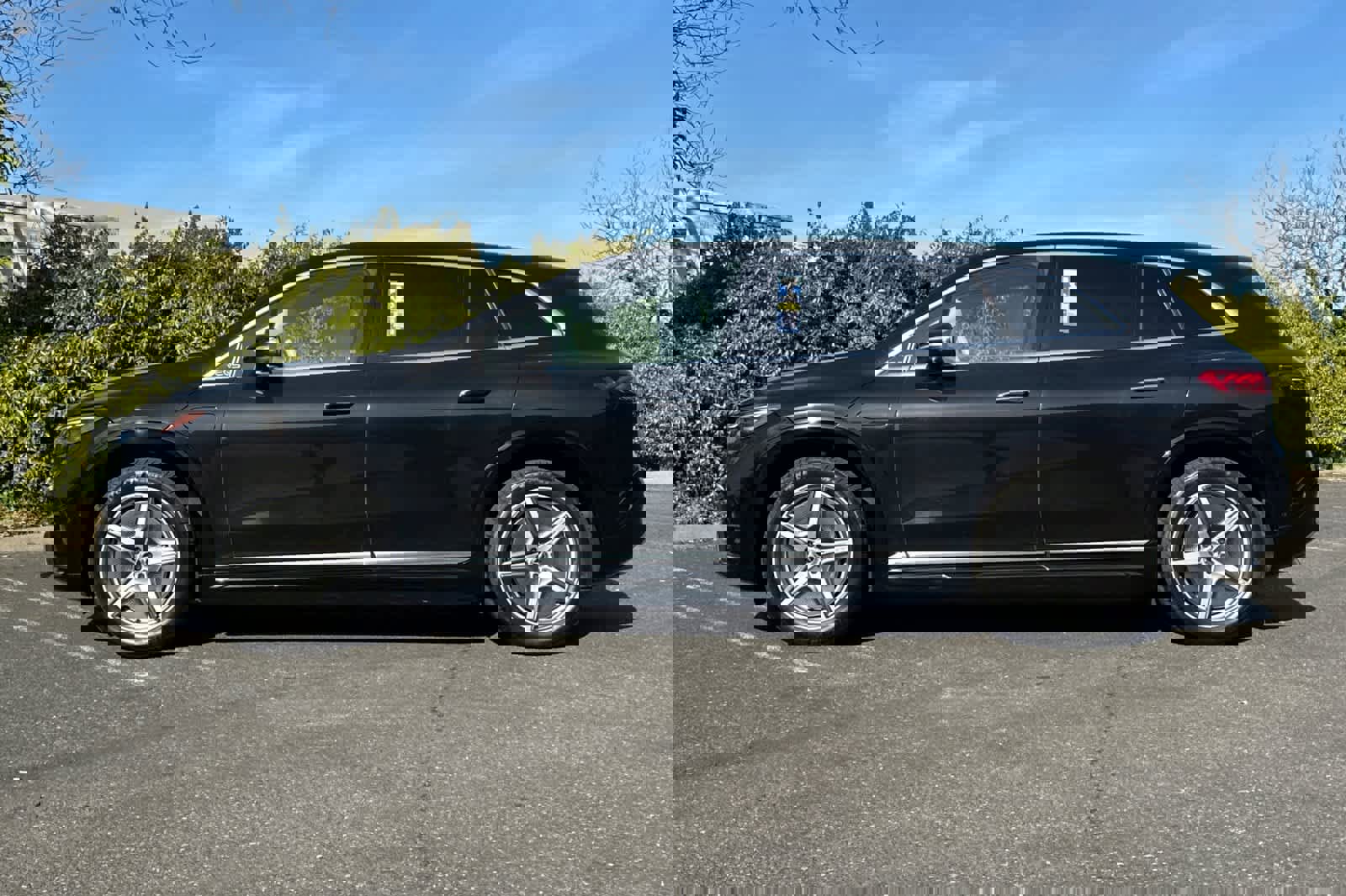 Used 2023 Mercedes-Benz EQS 580 4MATIC SUV image 6