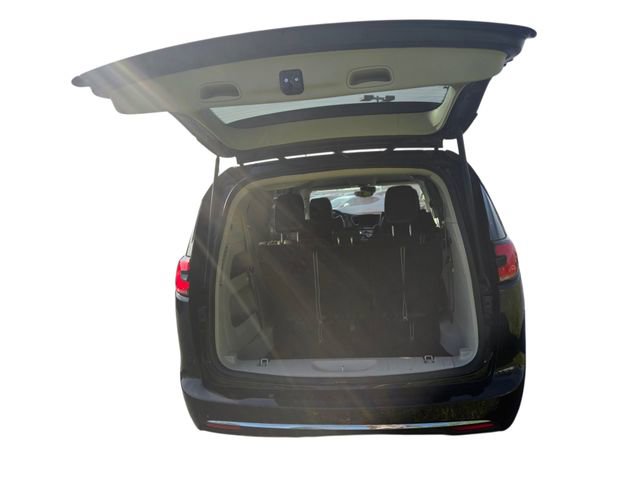 Used 2023 Chrysler Pacifica Touring-L image 10