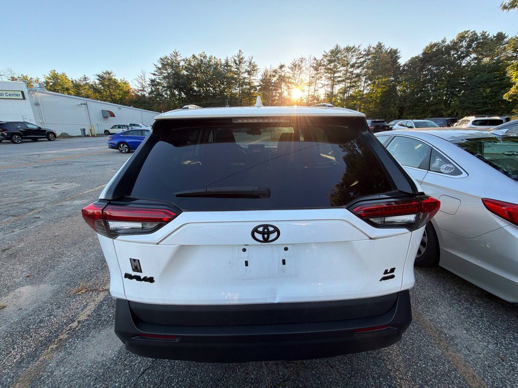 Used 2021 Toyota RAV4 LE AWD/4WD image 3
