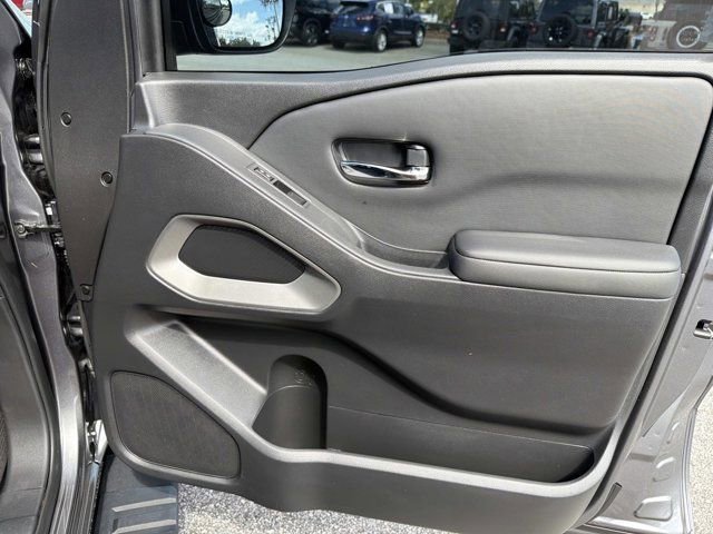 Used 2024 Nissan Frontier SV w/ Tow Package image 15