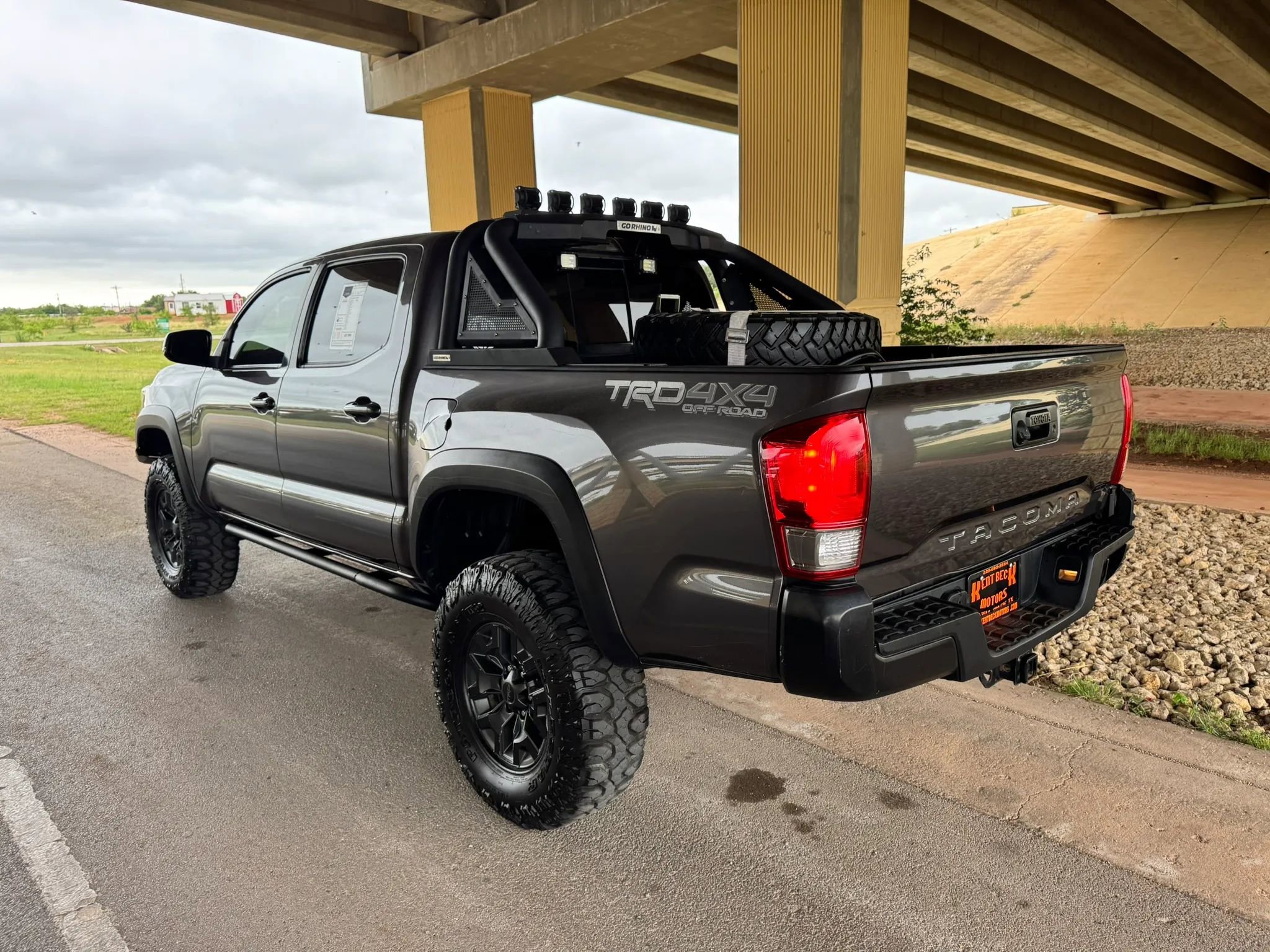 Used 2017 Toyota Tacoma TRD Off-Road w/ Tow Package (A/T) image 5