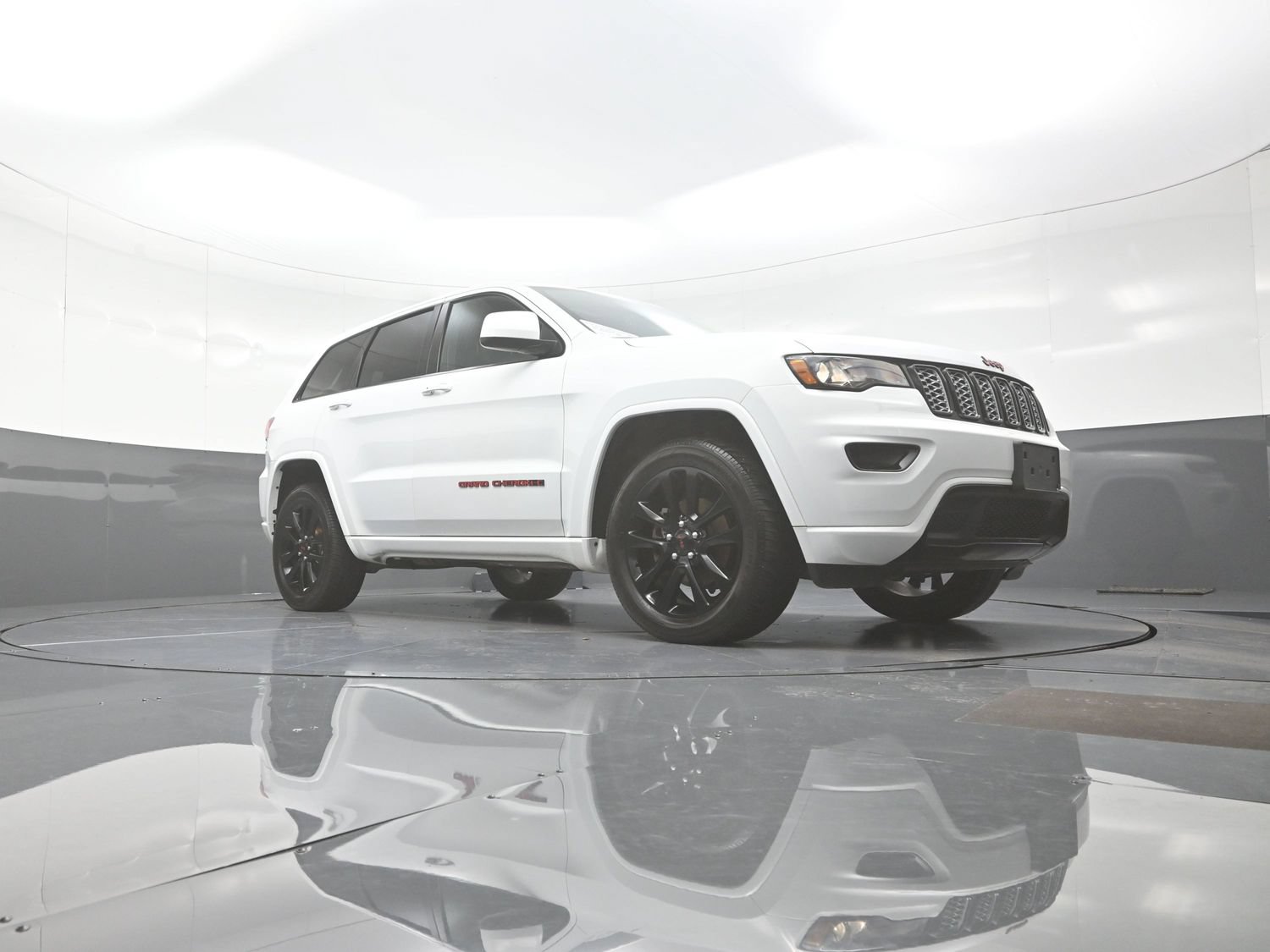 Used 2020 Jeep Grand Cherokee Altitude AWD/4WD image 9