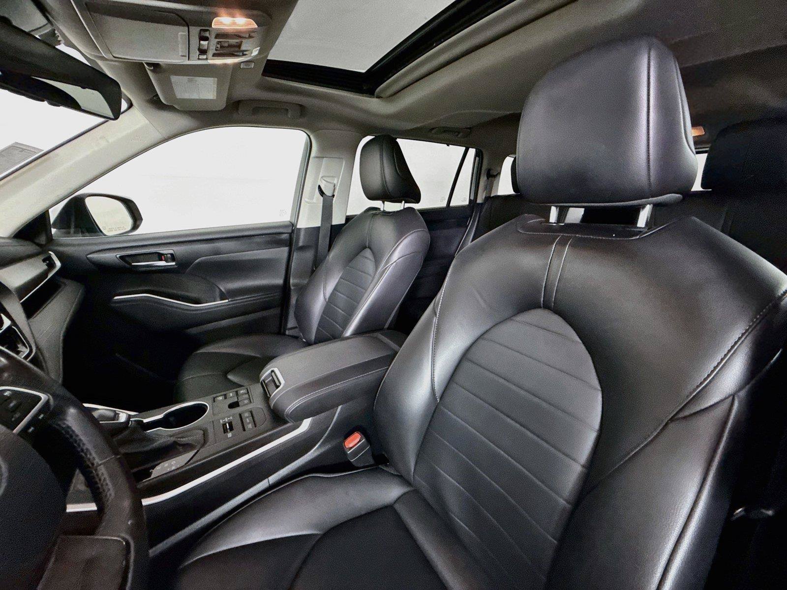 Used 2024 Toyota Highlander XLE AWD/4WD image 3