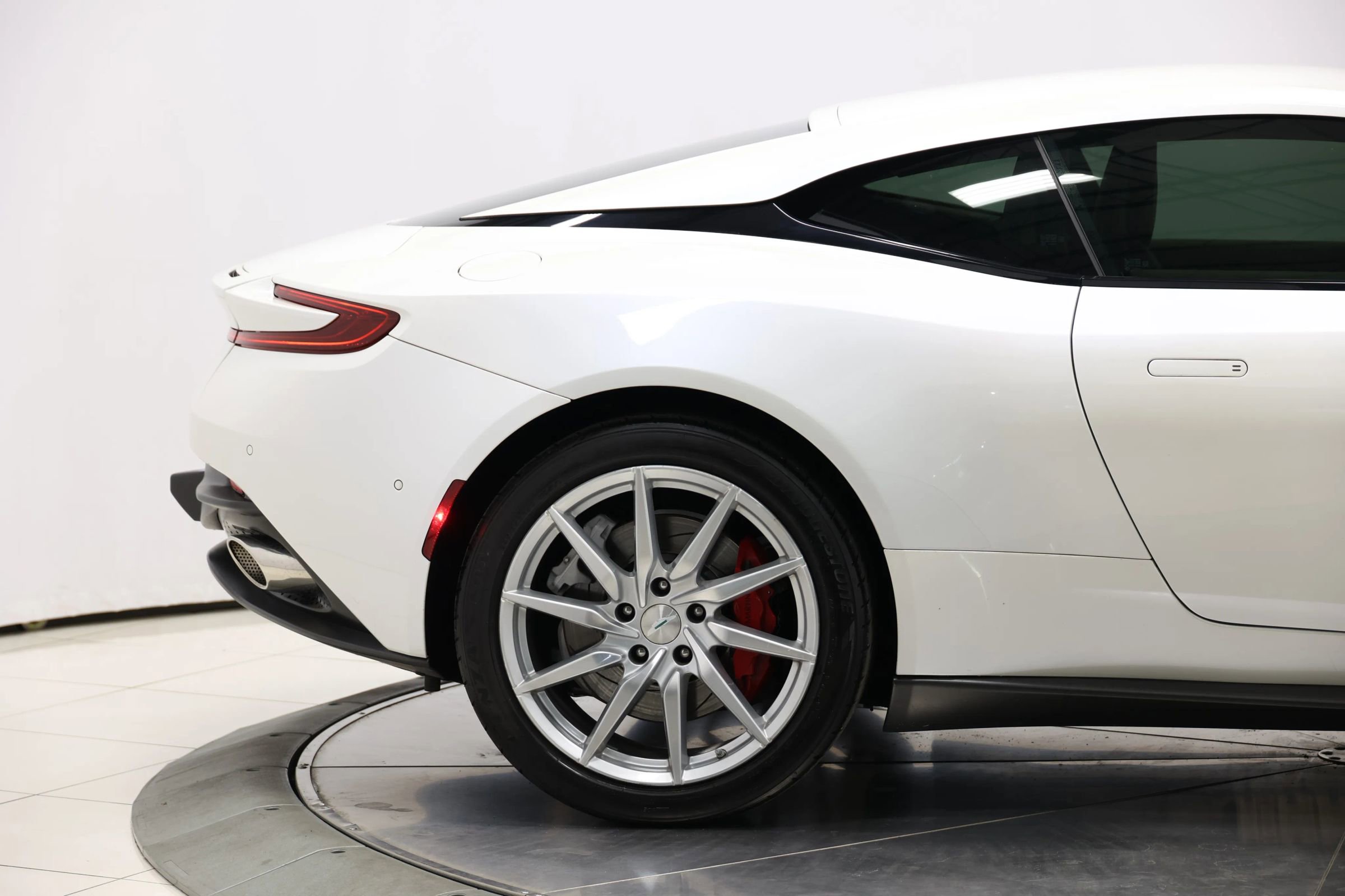 Used 2018 Aston Martin DB11 Coupe image 51