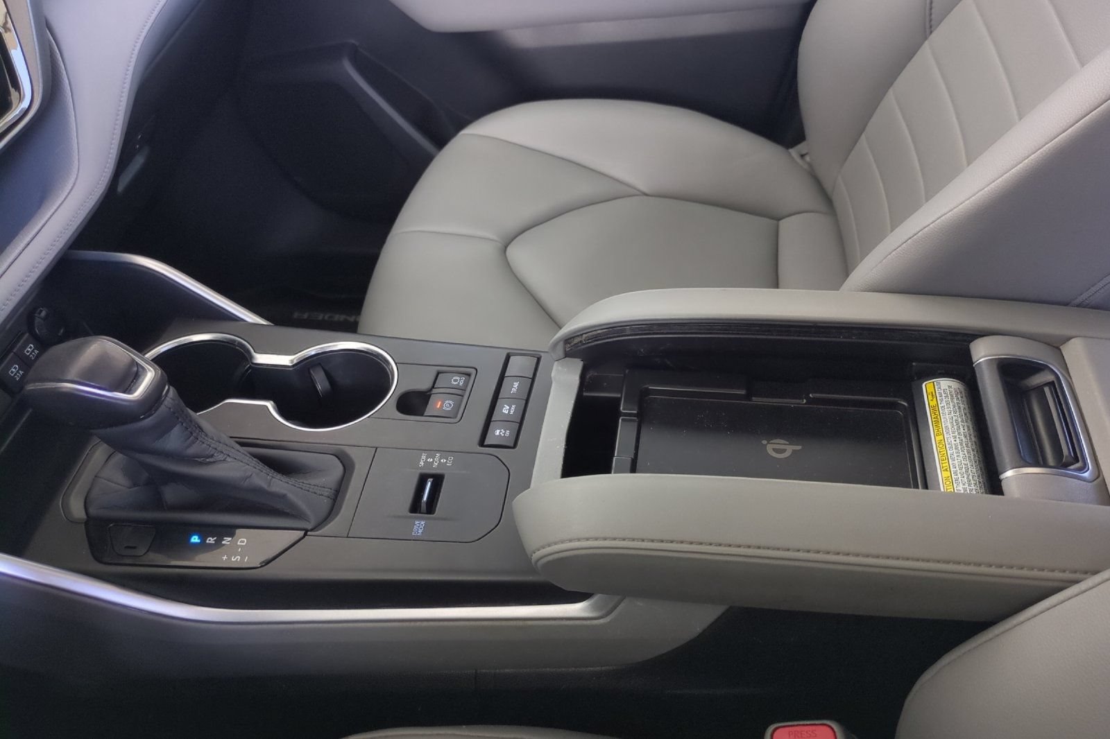 Used 2020 Toyota Highlander XLE AWD/4WD image 32