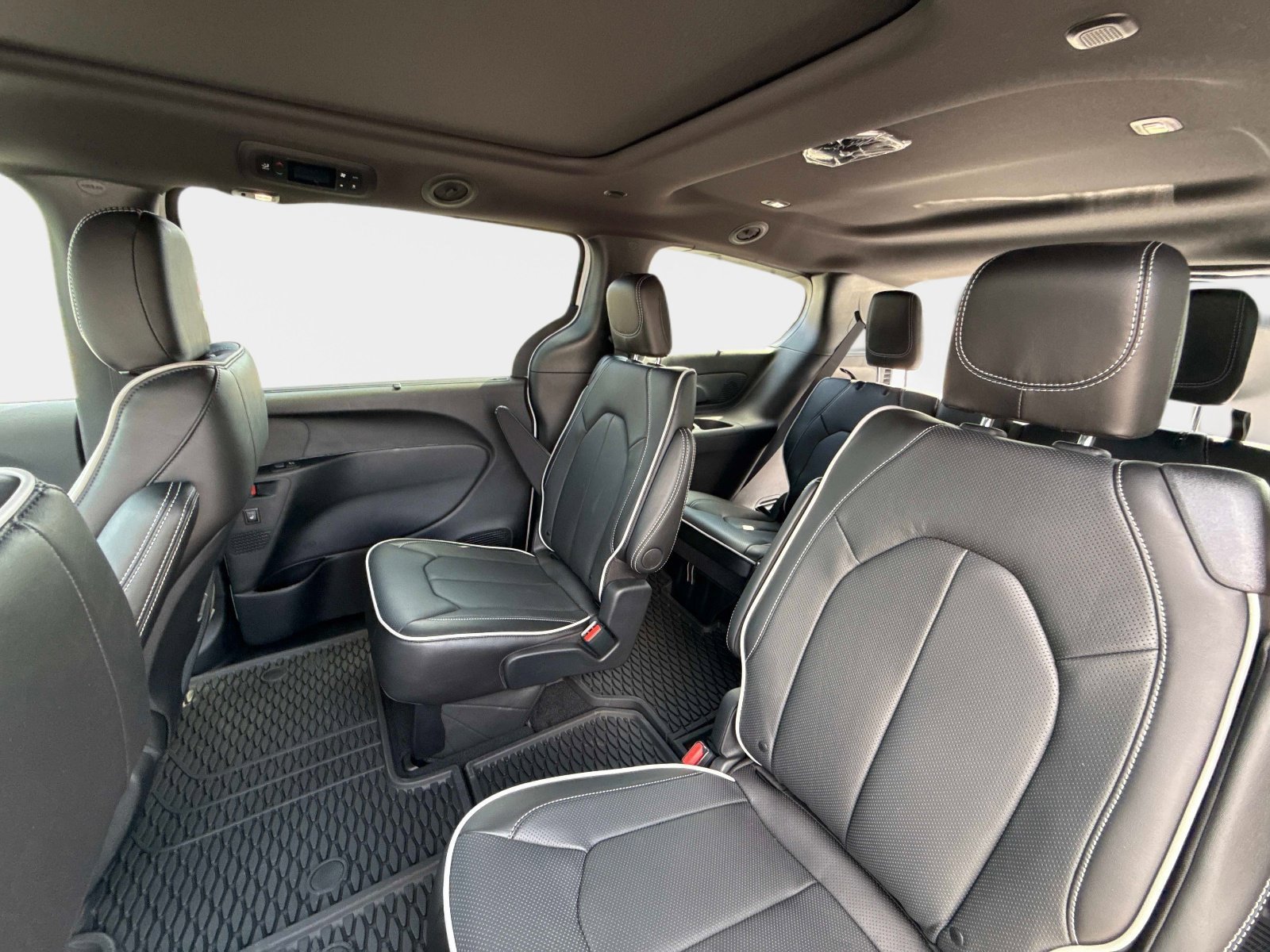 New 2027 Chrysler Pacifica Limited AWD/4WD image 14