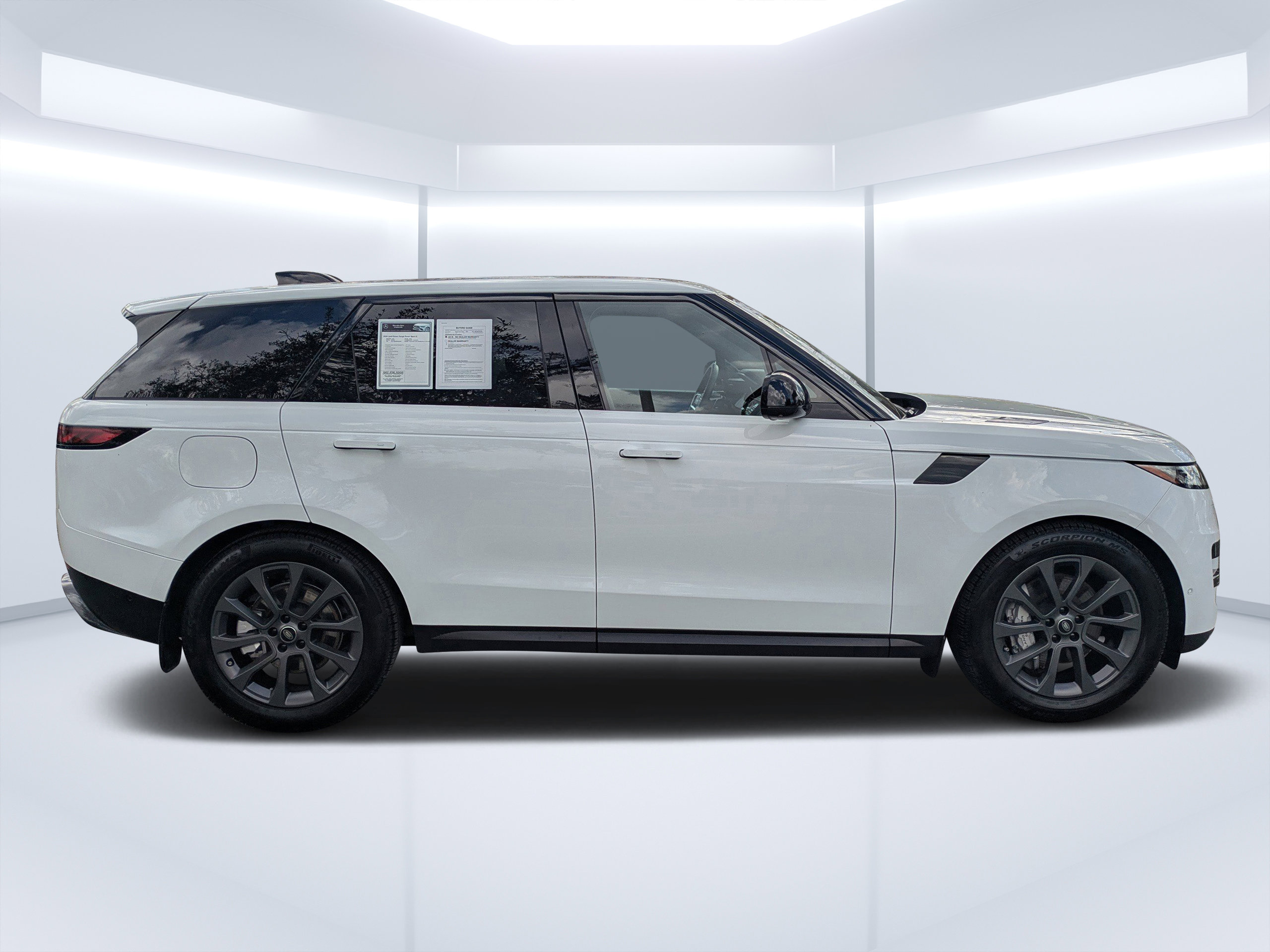 Used 2025 Land Rover Range Rover Sport image 5