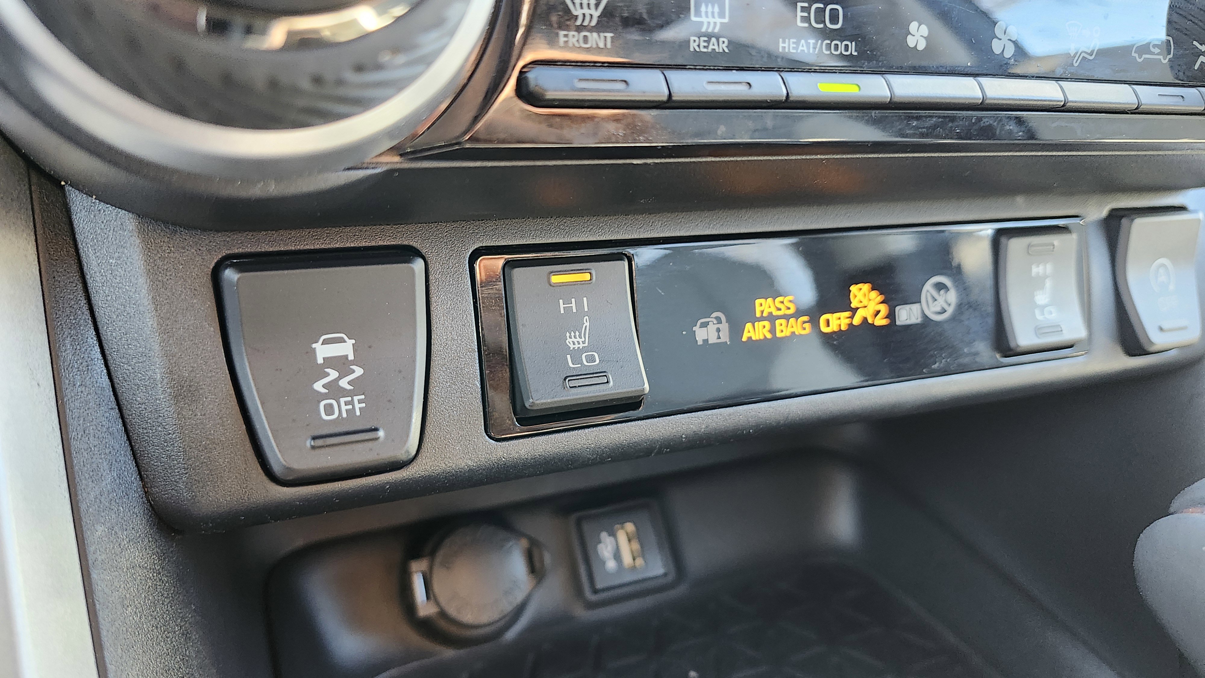 Used 2023 Toyota RAV4 XLE Premium image 9