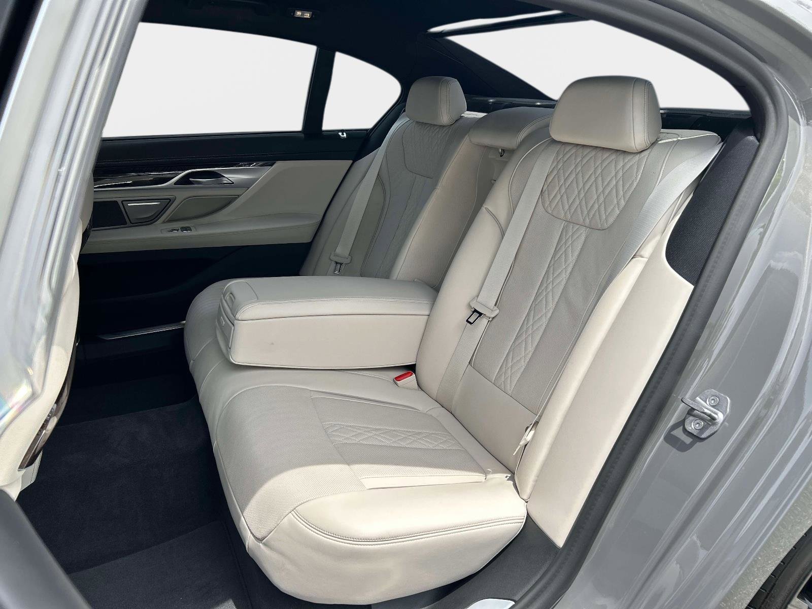 Used 2021 BMW 740i w/ M Sport Package RWD image 17