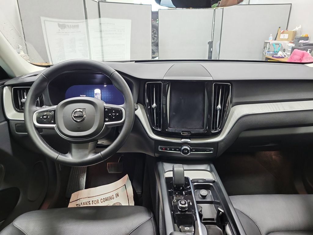Used 2025 Volvo XC60 B5 Plus image 3