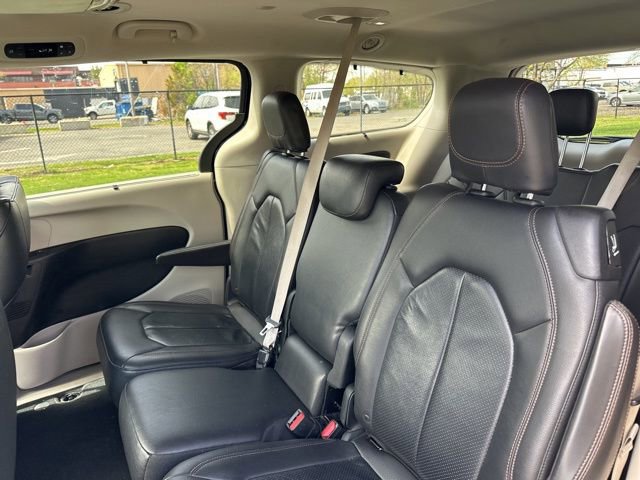 Used 2019 Chrysler Pacifica Touring-L w/ Advanced Safetytec Group image 16