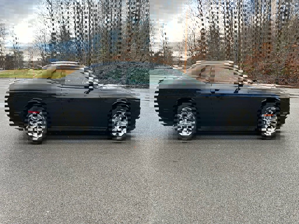 Used 2021 Dodge Challenger SXT image 2