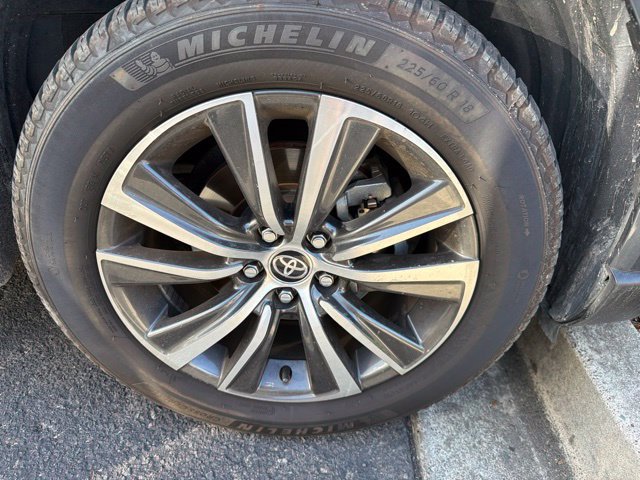 Used 2022 Toyota Venza LE AWD/4WD image 2