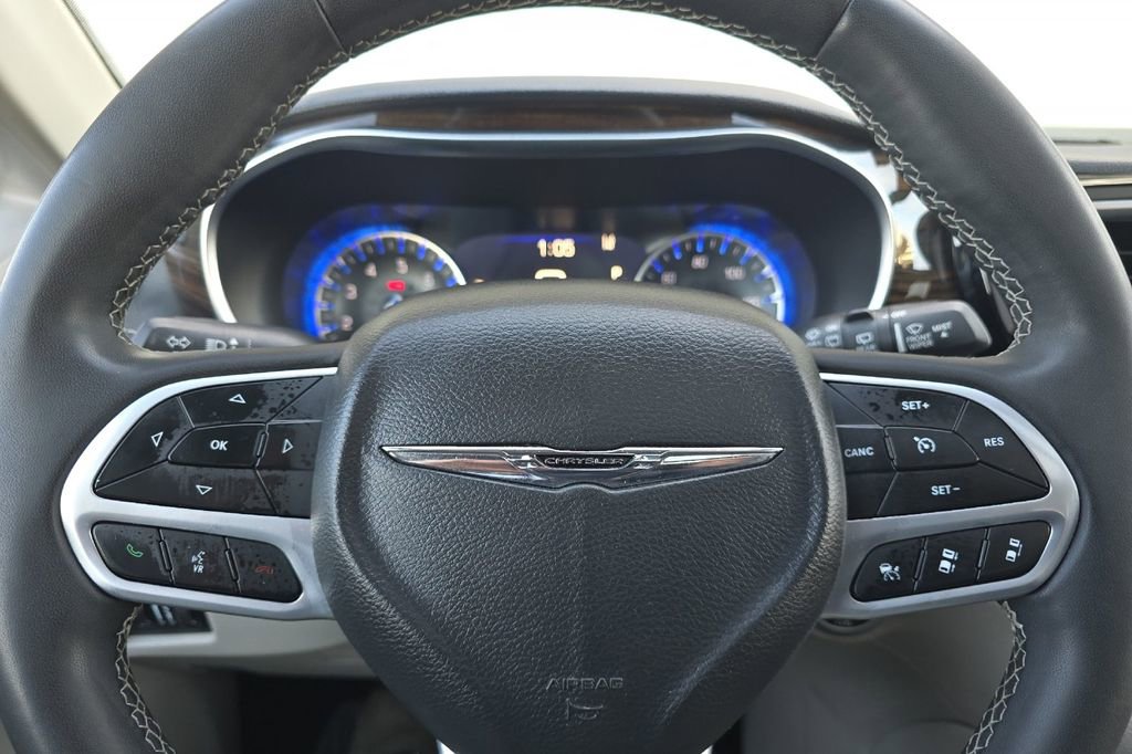 Used 2023 Chrysler Pacifica Limited image 24