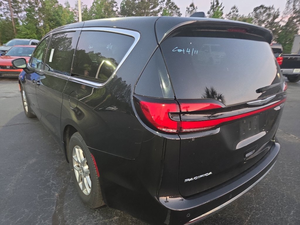 Used 2023 Chrysler Pacifica Touring-L image 4